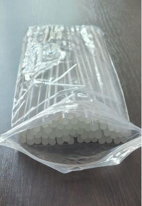 Klej topliwy 7,4*300 mm, 1 kg Klej topliwy (silikonowy) w pręcie 7,4*300 mm. 1 kilogram