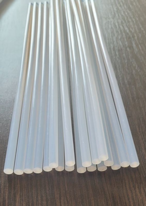Klej topliwy 7,4*300 mm, 1 kg Klej topliwy (silikonowy) w pręcie 7,4*300 mm. 1 kilogram