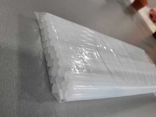 Klej topliwy 7,4*300 mm, 1 kg Klej topliwy (silikonowy) w pręcie 7,4*300 mm. 1 kilogram